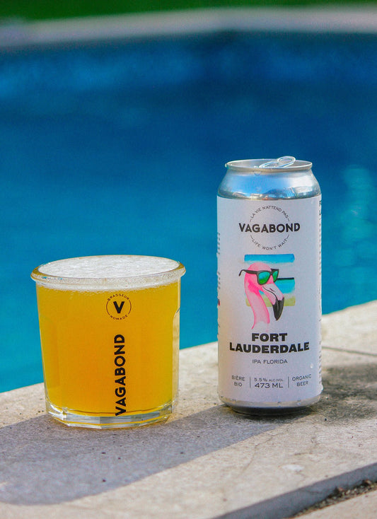 Canette et verre de bière Vagabond Fort Lauderdale – IPA Florida bio 5.5% au bord d’une piscine, bière tropicale et rafraîchissante du Québec