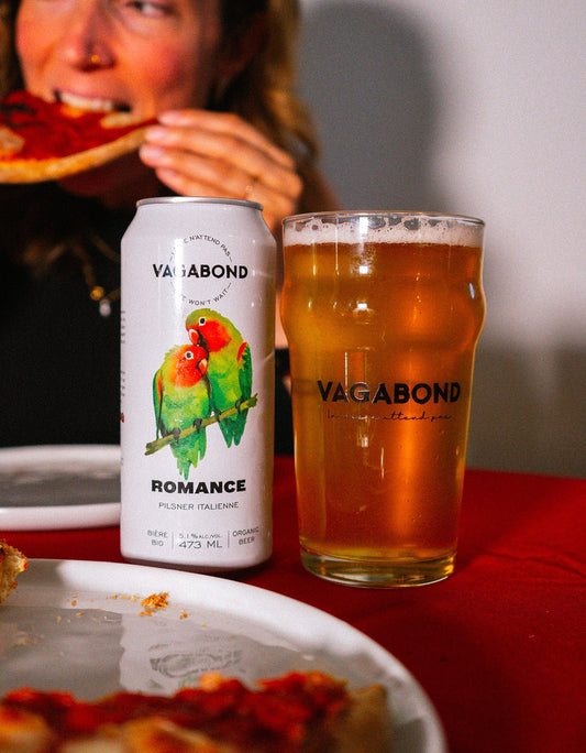 Canette et verre de bière Vagabond Romance – Pilsner italienne bio 5.1% dégustée avec une pizza, bière blonde artisanale du Québec