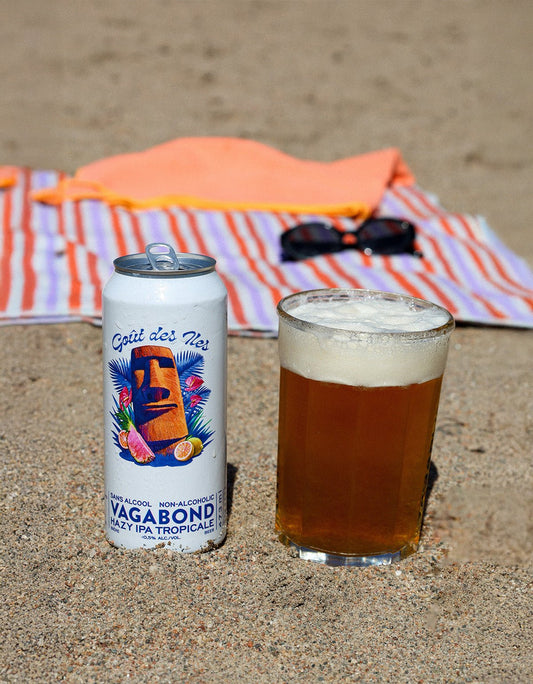 Gout des Iles Bieres Vagabond biere sans alcool Hazy IPA tropicale canette 473ml avec bière sur une plage.