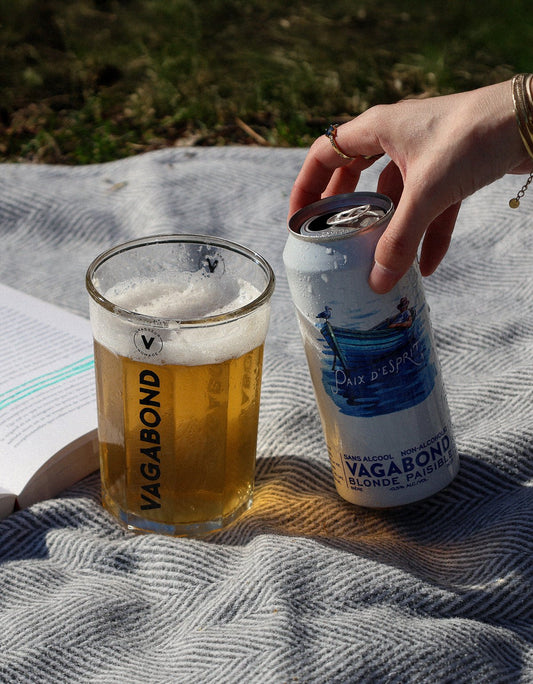 Paix d'Esprit Bieres Vagabond biere sans alcool blonde douce canette et verre avec bière dedans au parc