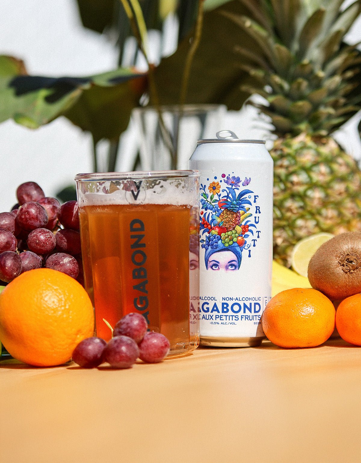 Tutti Frutti Bieres Vagabond biere sour sans alcool petits fruits canette 473ml avec verre de bières entourés de fruits.