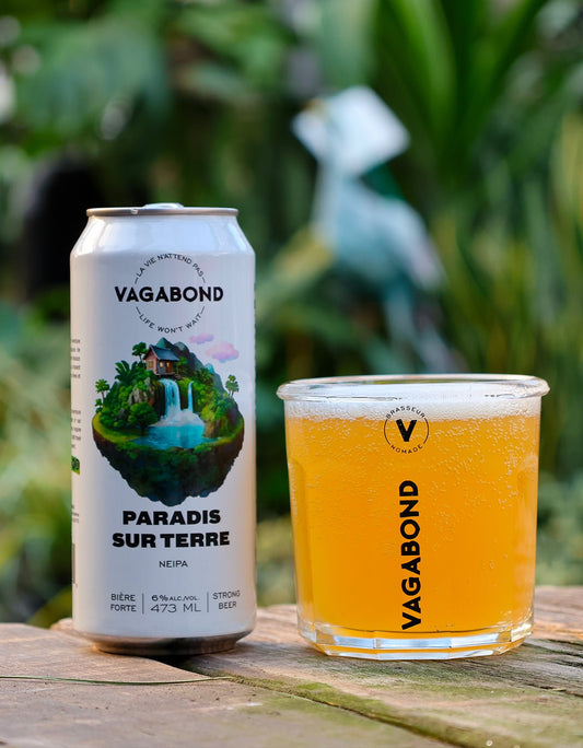 Canette et verre de bière NEIPA Vagabond Paradis sur Terre posés sur une planche de bois en plein air, bière tropicale forte 6% brassée au Québec
