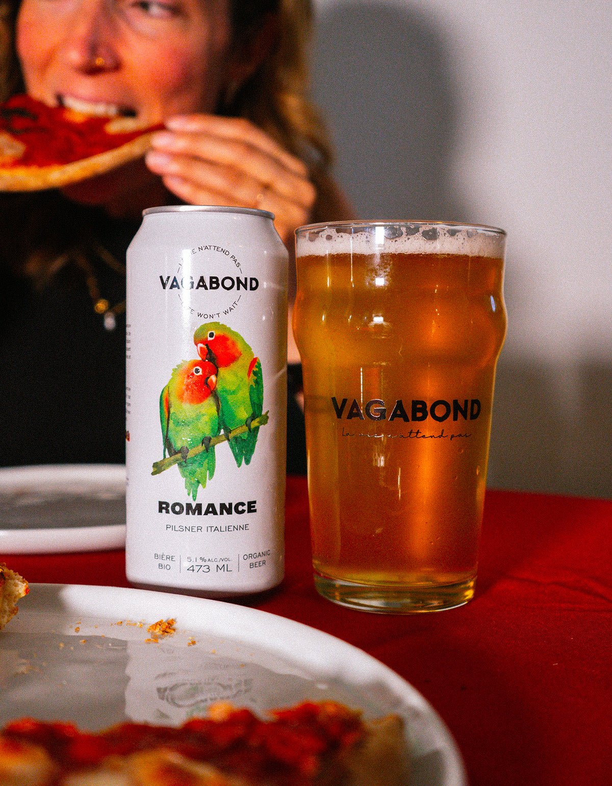 Canette et verre de bière Vagabond Romance – Pilsner italienne bio 5.1% dégustée avec une pizza, bière blonde artisanale du Québec