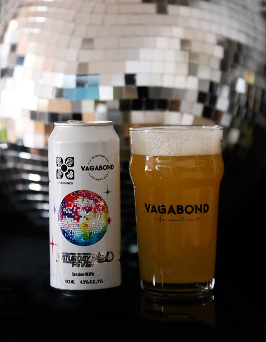 Canette et verre de bière Saturday Night Fever – Session NEIPA Vagabond x 4 Origines devant une boule disco, bière fruitée 4.5% brassée au Québec