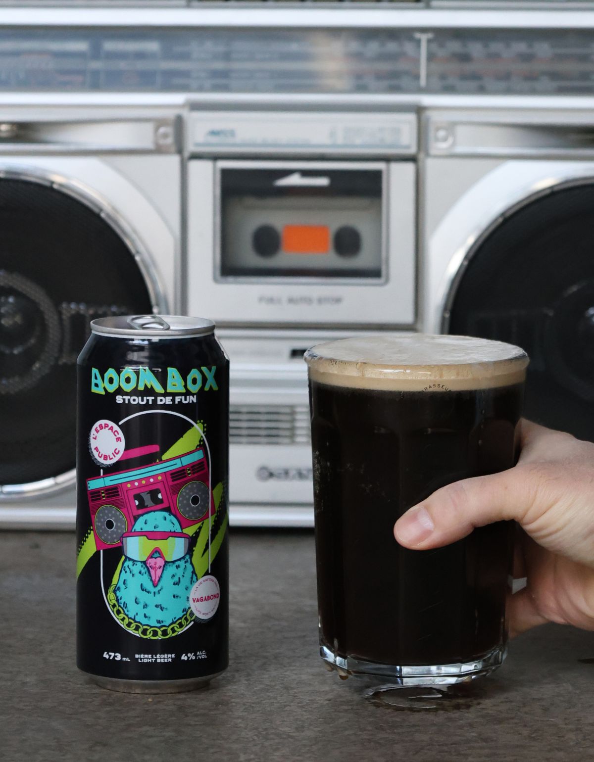 Canette de bière Boombox Stout de Fun – collaboration Vagabond x Espace Public, bière noire légère et crémeuse servie devant un vieux boombox rétro.