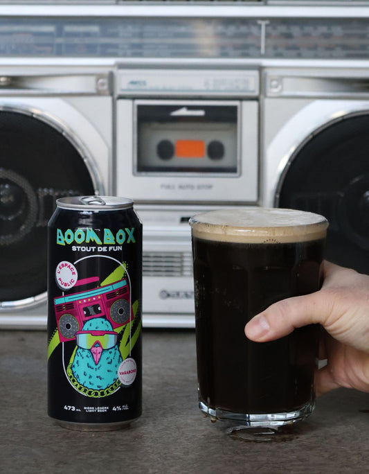 Canette de bière Boombox Stout de Fun – collaboration Vagabond x Espace Public, bière noire légère et crémeuse servie devant un vieux boombox rétro.
